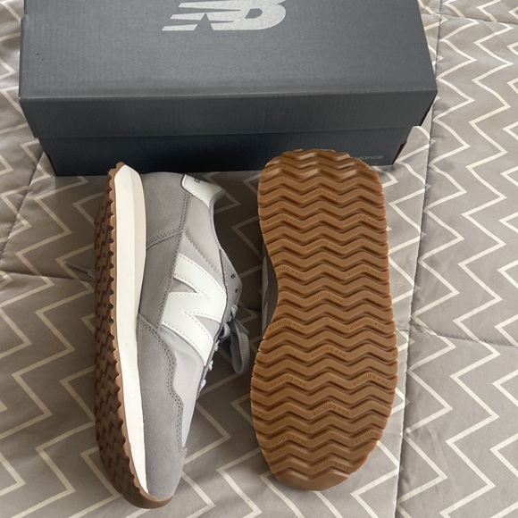 👟 Brand New Women’s NB Sneakers 👟 - Picture 4 of 6